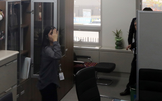 27일 오후 서울중앙지검 관계자들이 최순실 국정개입 의혹과 관련 정부세종청사 문화체육관광부 문화콘텐츠산업실 콘텐츠정책관실을 압수수색하고 있다. 연합뉴스